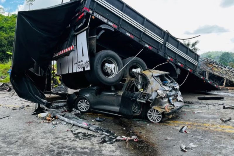 Bus Penuh Penumpang Tabrak Truk hingga Terbakar, 30 Tewas