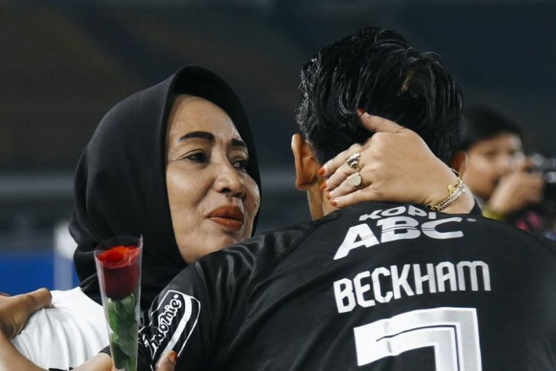 Beckham Putra dipeluk sang ibunda usai laga Persib Bandung vs Persita Tangerang