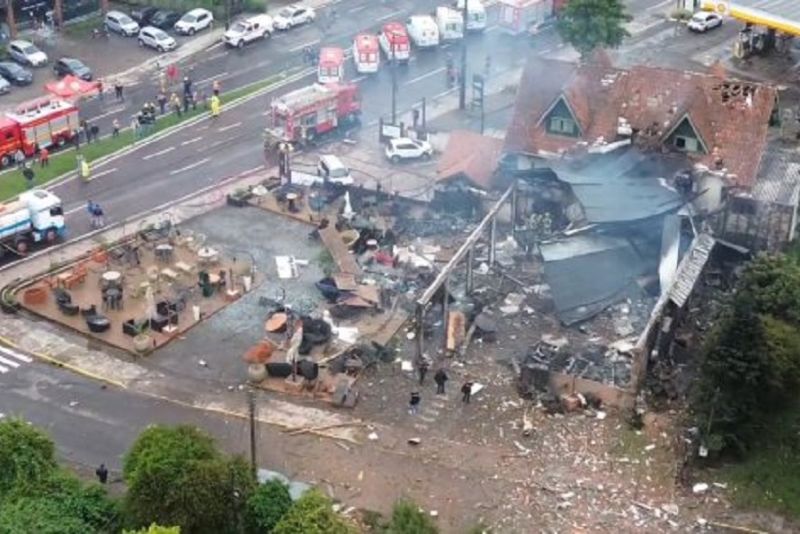 Sebuah pesawat jatuh menabrak toko di pusat Kota Gramado, Brasil, 22 Desember 2024