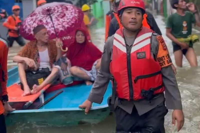 Banjir Hebat Terjang Sulawesi Selatan, Polri Gerak Cepat Evakuasi Warga Terdampak