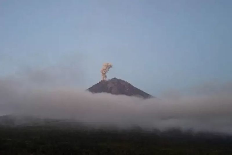 Gunung Semeru mengalami erupsi dan meluncurkan abu vulkanik 1.000 meter di atas puncak, Senin (23/12/2024) pukul 04.58 WIB