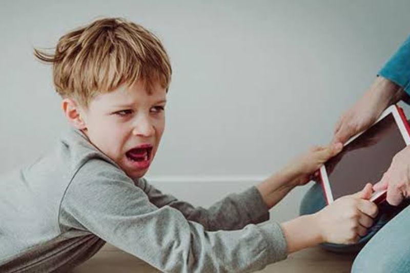 5 Cara Mengatasi Tantrum Anak karena Tidak Diberi Gadget