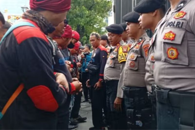 Demo Memanas, Buruh Berusaha Terobos Masuk ke Dalam Kedubes Malaysia