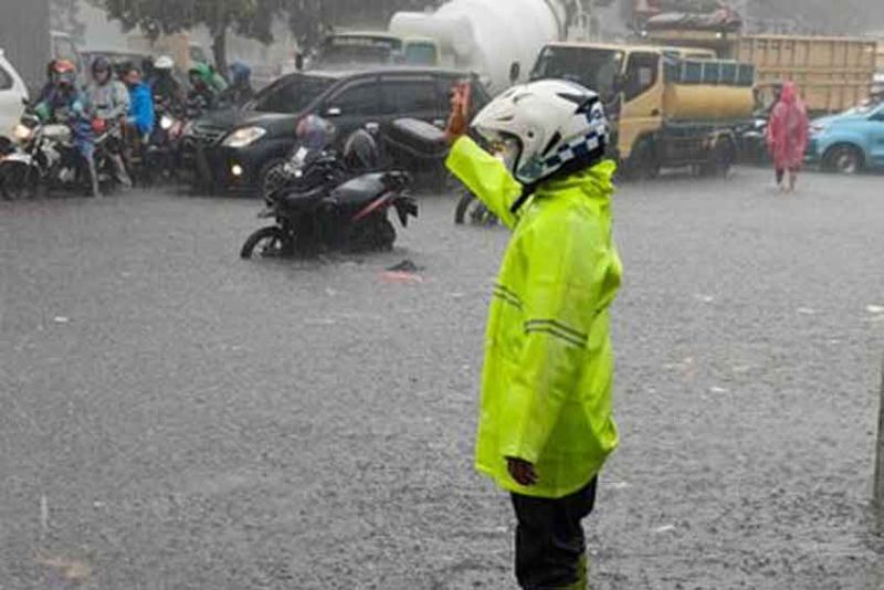 Diguyur Hujan Deras 9 Ruas Jalan di Jakarta Tergenang Banjir