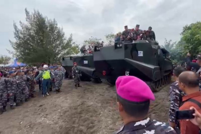 Tank Amfibi TNI AL Nyebur ke Laut Tangerang Bongkar Pagar Bambu