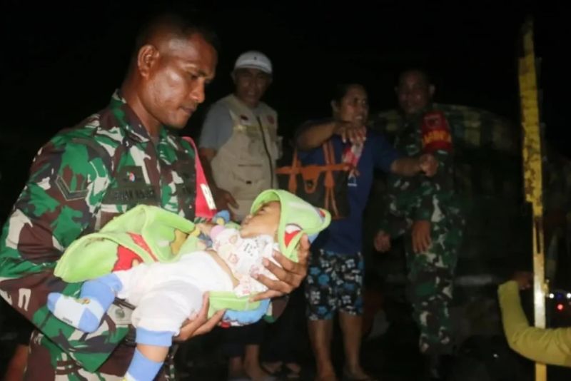 TNI-Polri Evakuasi 230 Warga di Enam Desa yang Tinggal di Radius Bahaya Gunung Ibu