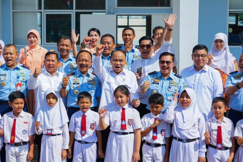 Pantau Makan Bergizi Gratis di Halim, Budi Arie Kalau Bisa Bahannya Harus dari Dalam Negeri