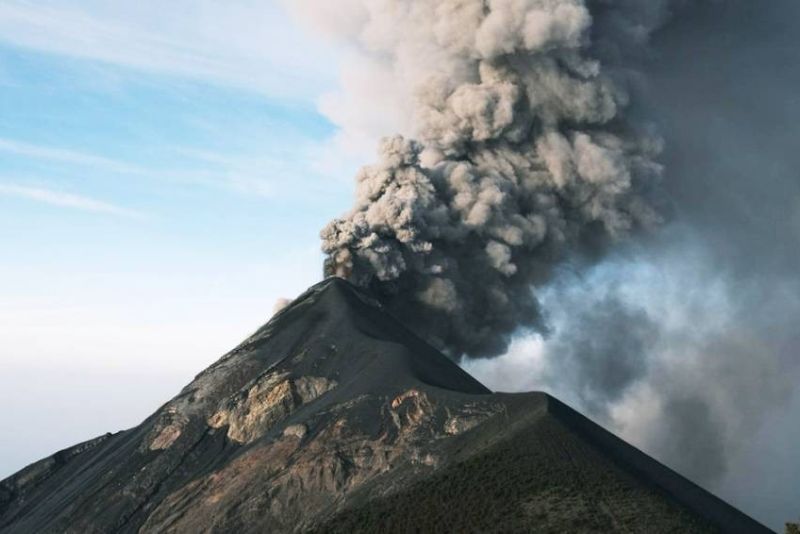 Gunung Ibu di Maluku Utara Erupsi, Tinggi Kolom Abu Capai 4 Ribu Meter