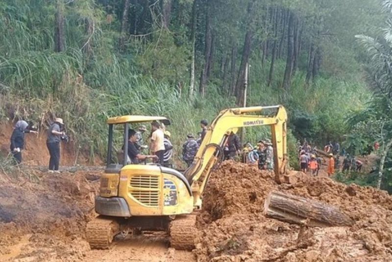 Longsor di Pekalongan, Akses Jalan Terputus, Puluhan Warga Terisolasi dan 16 Orang Tewas