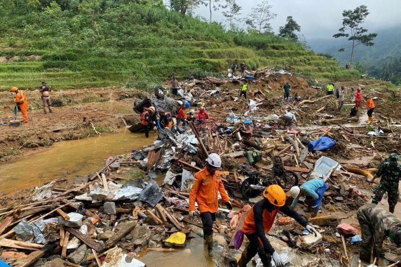 Ahli Waris Korban Tewas Longsor Pekalongan Terima Santunan Rp15 Juta