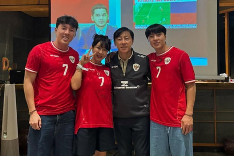 Shin Tae-yong bersama istri dan kedua anaknya