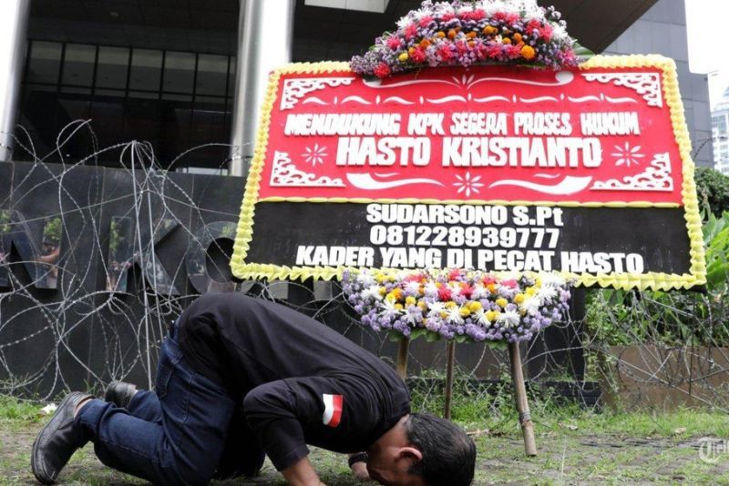 Praperadilan Hasto Ditolak, Eks Kader PDIP Sujud Syukur dan Pajang Bunga di KPK