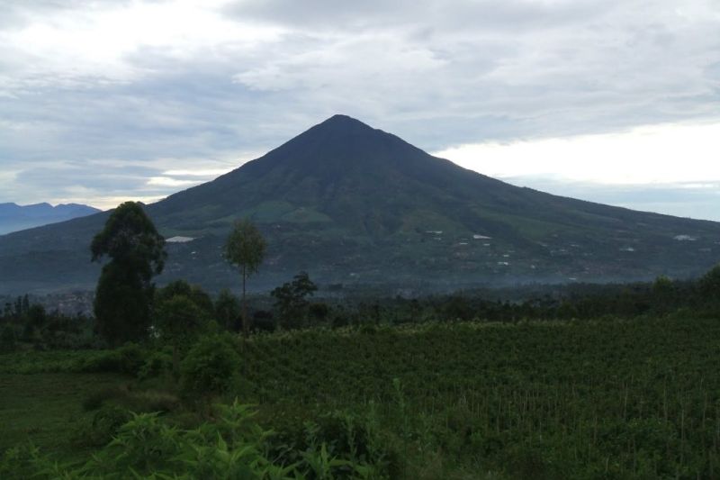 Pemandangan Gunung Cikuray dari kejauhan dengan latar langit biru