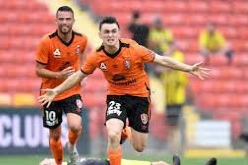 Pemain Brisbane Roar dalam pertandingan melawan Wellington Phoenix di A-League 2024.