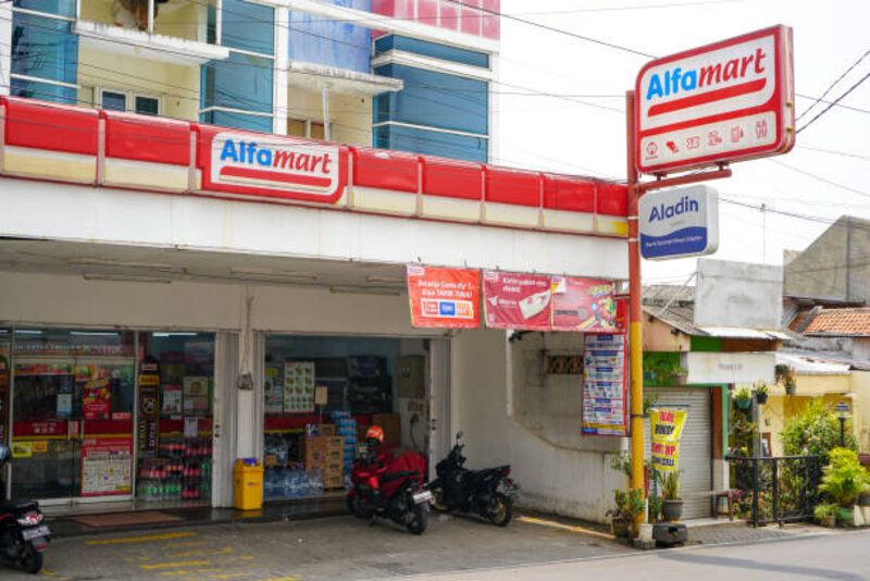 Rahasia di Balik Lokasi Indomaret dan Alfamart yang Selalu Berdekatan: Strategi Bisnis yang Cerdas!