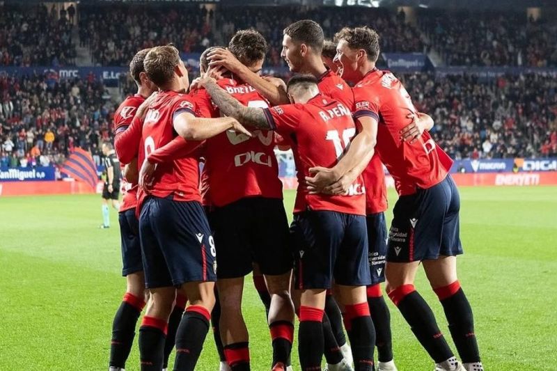 Pemain Mallorca dan Osasuna berebut bola dalam laga La Liga