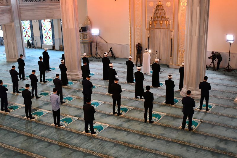 Hukum Menggabungkan Shalat