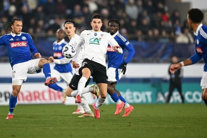 Pertandingan Strasbourg vs Angers di Coupe de France 2024/2025.