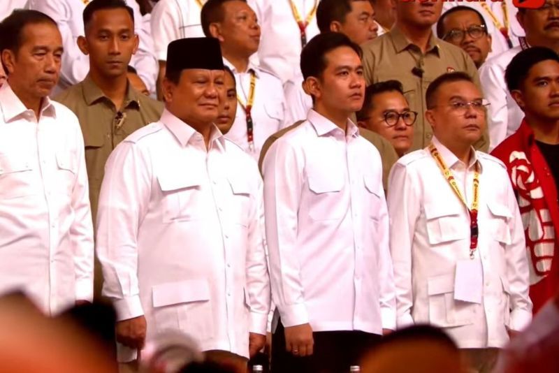 Hadiri HUT Ke-17 Gerindra, Jokowi Kenakan Kemeja Putih dan Kaesang Jaket PSI