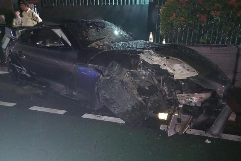 Mobil Toyota Supra tabrak tiang lampu di Bunderan HI, Jakarta Pusat