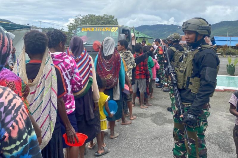 TNI AD Bagikan Logistik ke Pengungsi Korban Bentrok Berdarah di Puncak Jaya