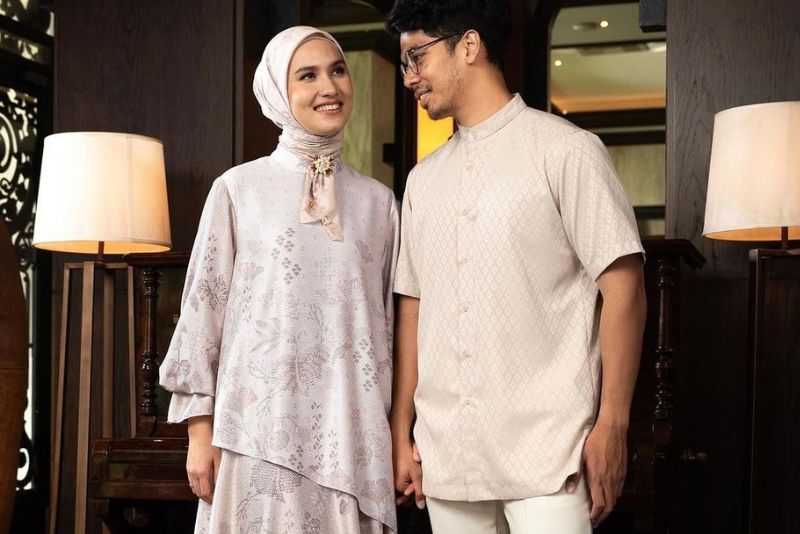 10 Ide Model Baju Couple untuk Lebaran 2025