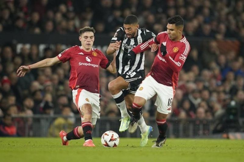 Aksi Manuel Ugarte dan Casemiro dalam laga Manchester United vs PAOK di Liga Europa 2024/2025, Jumat (8/11/2024). (c) AP Photo/Dave Thompson