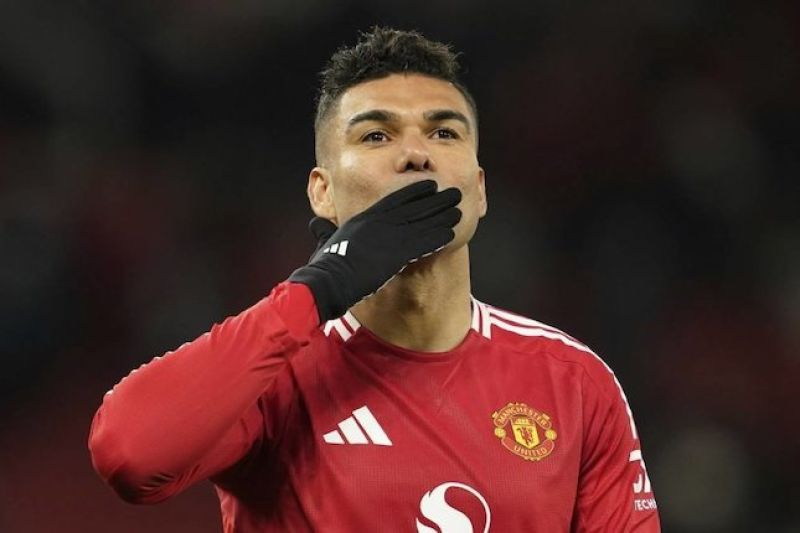 Casemiro melemparkan ciuman ke arah suporter usai laga Manchester United vs Real Sociedad di Liga Europa, Jumat (14/3/2025) dini hari WIB. (c) AP Photo/Dave Thompson