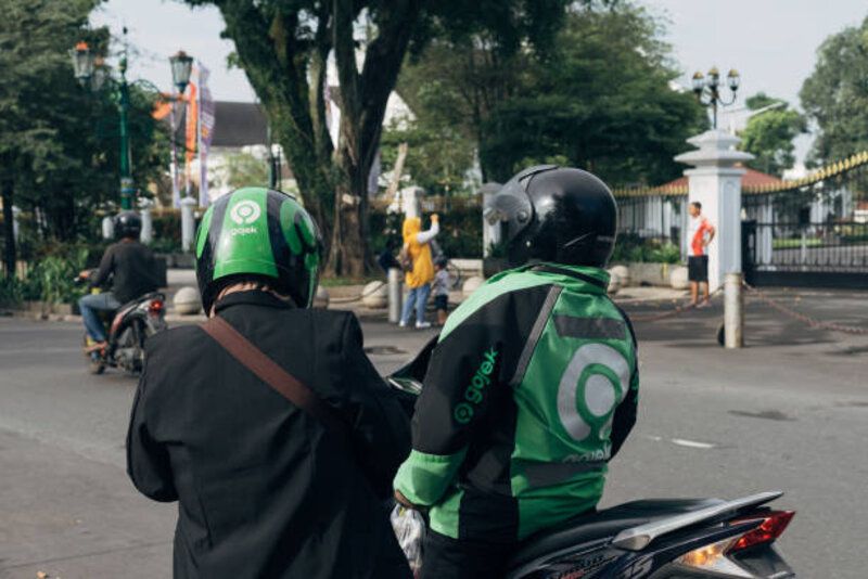 Ketidakpedulian Aplikator Transportasi Online: Nasib Ojol Terabaikan, Potongan Meningkat Hingga 20% DPR Sebut Grab-Gojek Tak Peduli Nasib Driver Ojol, Beberkan Buktinya