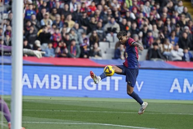 Aksi Lamine Yamal di laga Barcelona vs Alaves di Estadi Olimpic Lluis Companys, Minggu (02/02/2025).