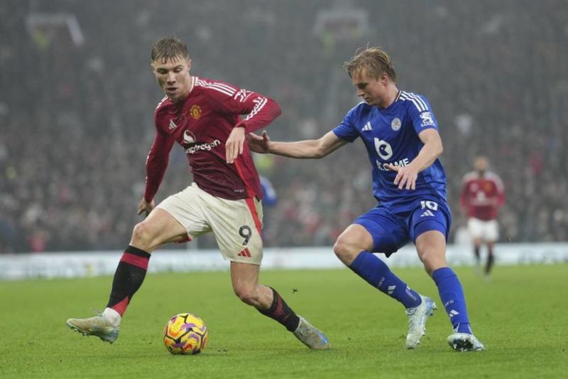 Duel Rasmus Hojlund dan Victor Kristiansen dalam laga Manchester United vs Leicester City di Premier League 2024/2025. (c) AP Photo/Jon Super