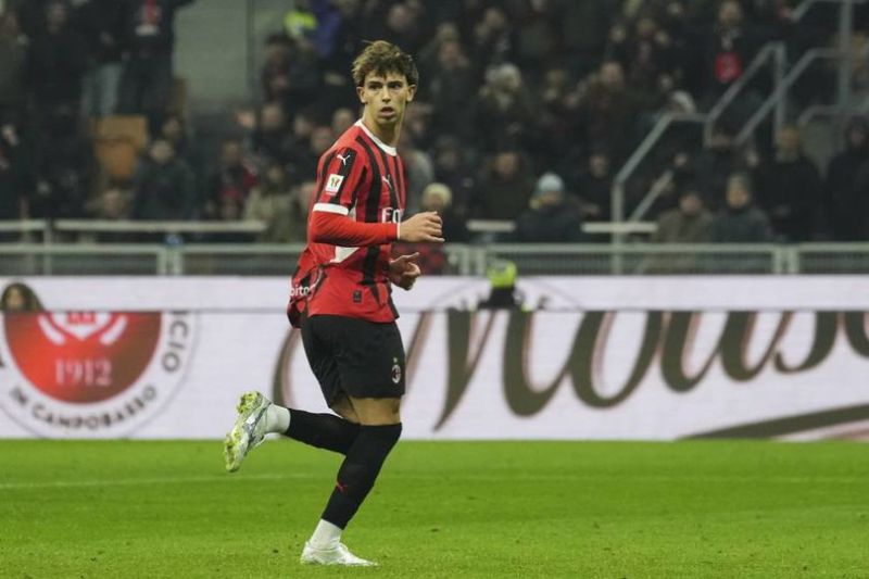 Joao Felix merayakan gol dalam laga perempat final Coppa Italia antara AC Milan vs AS Roma di San Siro, Rabu (6/2/2025) dini hari WIB. (c) AP Photo/Antonio Calanni