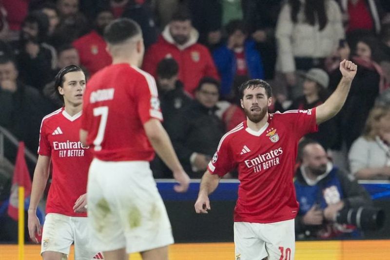 Orkun Kokcu merayakan gol ketiga Benfica bersama rekan setimnya dalam laga leg kedua playoff Liga Champions melawan AS Monaco, Rabu (19/2/2025) dini hari WIB.