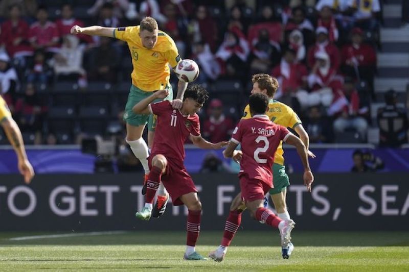 Duel udara Harry Souttar lawan Rafael Struick di laga Australia vs Indonesia pada 16 besar Piala Asia 2023 di Jassim Bin Hamad Stadium, Minggu (28/01/2024). (c) AP Photo/Aijaz Rahi