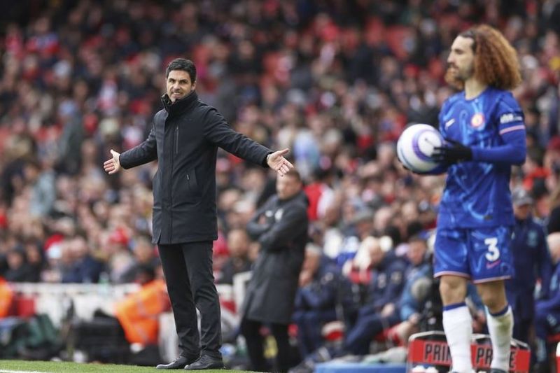 Pelatih Arsenal, Mikel Arteta saat memimpin timnya melawan Chelsea, Minggu (16/3/2025) malam WIB di Emirates. (c) AP Photo/Ian Walton