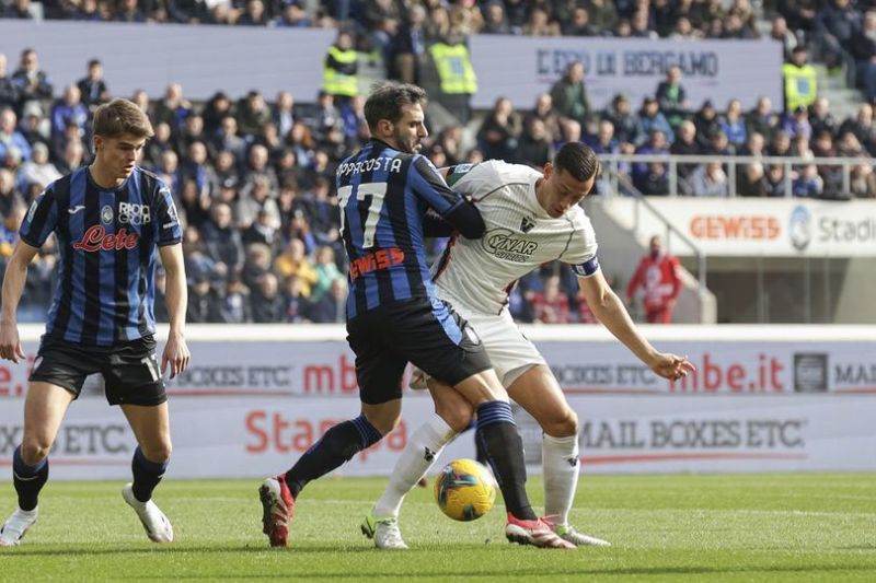 Jay Idzes vs Atalanta