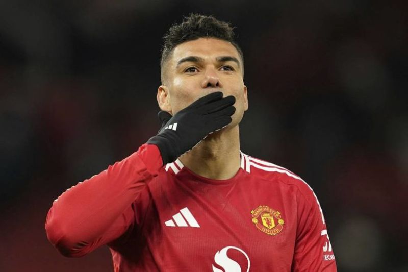 Casemiro melemparkan ciuman ke arah suporter usai laga Manchester United vs Real Sociedad di Liga Europa, Jumat (14/3/2025) dini hari WIB. (c) AP Photo/Dave Thompson