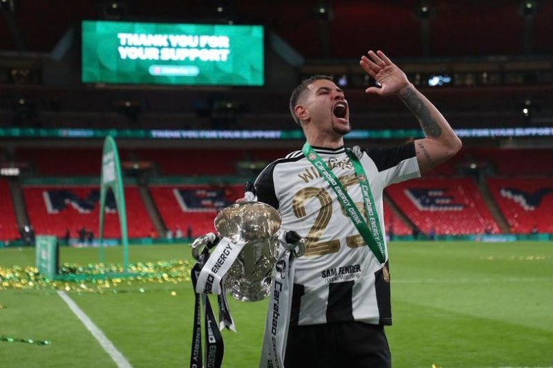 Kebahagiaan Bruno Guimaraes usai membawa Newcastle mengalahkan Liverpool dan menjadi juara Carabao Cup 2024/2025. (c) AP Photo/Scott Heppell