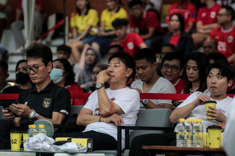 Ekspresi Shin Tae-yong saat menyaksikan laga Australia vs Indonesia, Kamis (20/03/2025). (c) Bola.net/Bagaskara Lazuardi