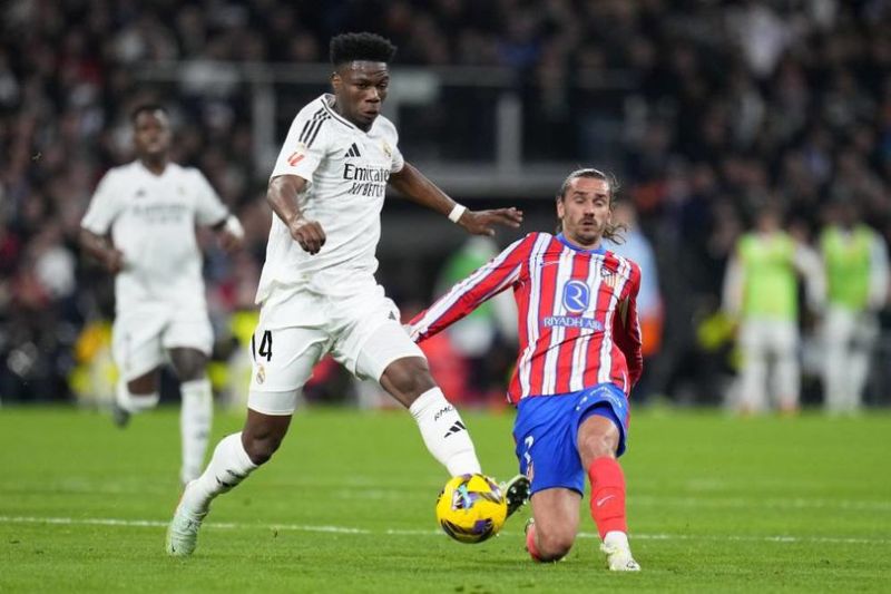 Aurelien Tchouameni berebut bola dengan Antoine Griezmann dalam laga La Liga antara Real Madrid vs Atletico Madrid, Minggu 9 Februari 2025. (c) AP Photo/Manu Fernandez