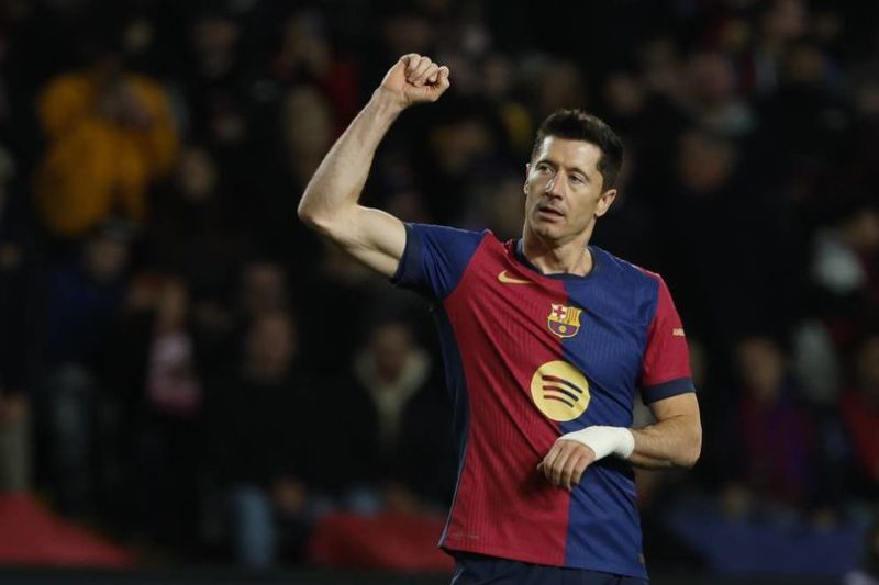 Robert Lewandowski melakukan selebrasi dalam laga La Liga antara Barcelona vs Valencia, Senin (27/1/2025) dini hari WIB. (c) AP Photo/Joan Monfort