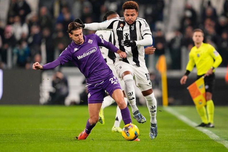 Duel antarpemain di laga Juventus vs Fiorentina, Serie A 2024/2025 (c) Fabio Ferrari/LaPresse via AP