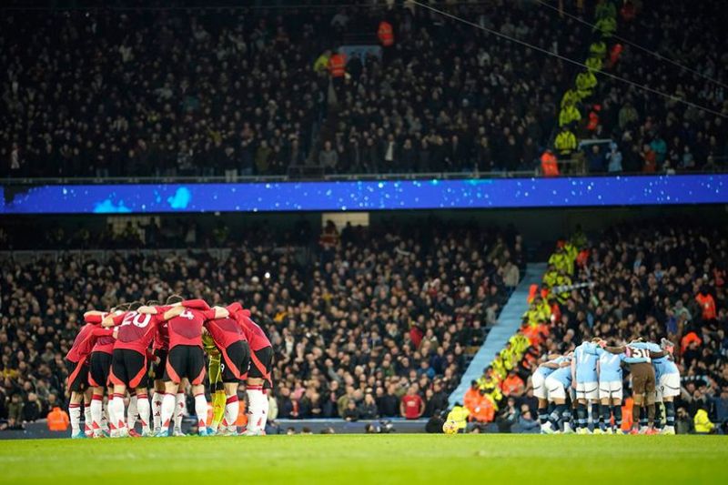 Potret diskusi kedua tim di laga Manchester City vs Manchester United, Premier League 2024/2025 (c) AP Photo/Dave Thompson