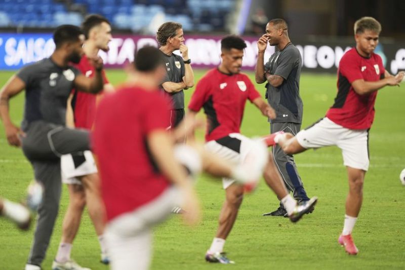 Pelatih Patrick Kluivert dan Asisten Pelatih, Alex Pastoor berdiskusi di sela-sela latihan Timnas Indonesia jelang lawan Australia. (c) AP Photo/Mark Baker