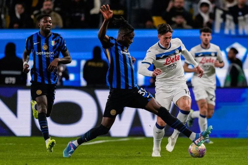 Duel Yann Bisseck dan Nicolo Zaniolo dalam laga Supercoppa Italiana 2024 antara Inter Milan vs Atalanta, Jumat (3/1/2025). (c) AP Photo/Altaf Qadri