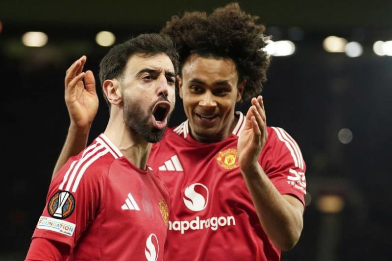 Bruno Fernandes (kiri) merayakan gol bersama Joshua Zirkzee dalam laga Manchester United vs Real Sociedad di Liga Europa, Jumat (14/3/2025) dini hari WIB. (c) AP Photo/Dave Thompson