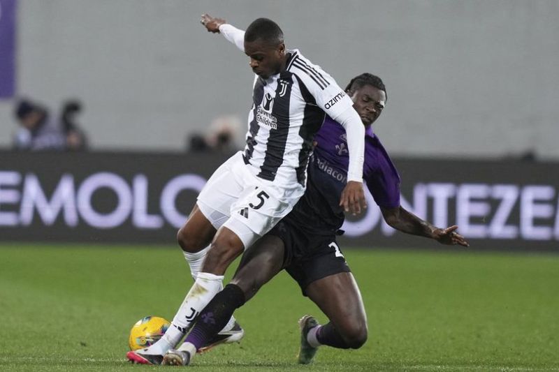 Bek Juventus, Pierre Kalulu berebut bola dengan penyerang Fiorentina, Moise Kean. (c) Alfredo Falcone/LaPresse via AP