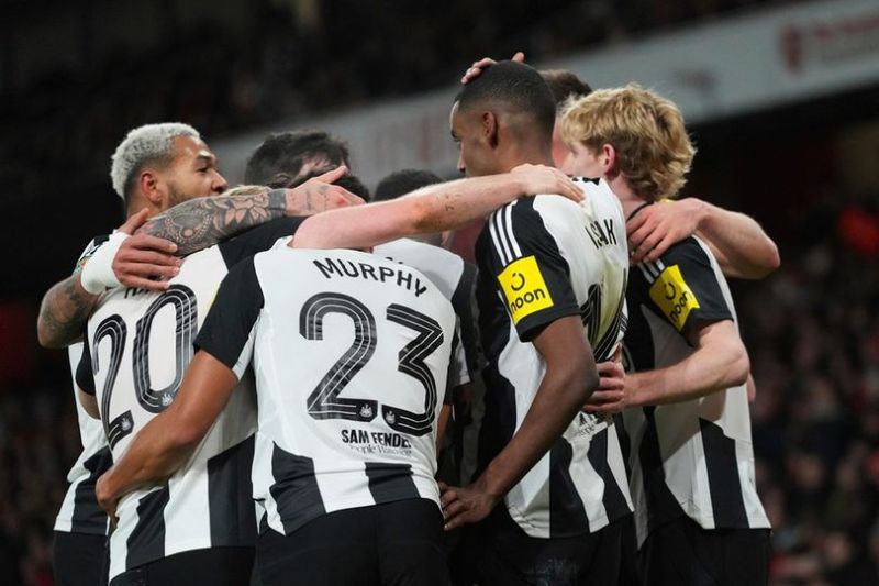 Selebrasi skuad Newcastle dalam laga semifinal leg pertama Carabao Cup 2024/2025 versus Arsenal, Rabu (8/1/2025). (c) AP Photo/Kirsty Wigglesworth