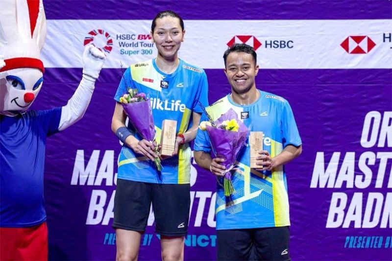 Rehan dan Gloria mendapatkan hadiah sebagai runner-up