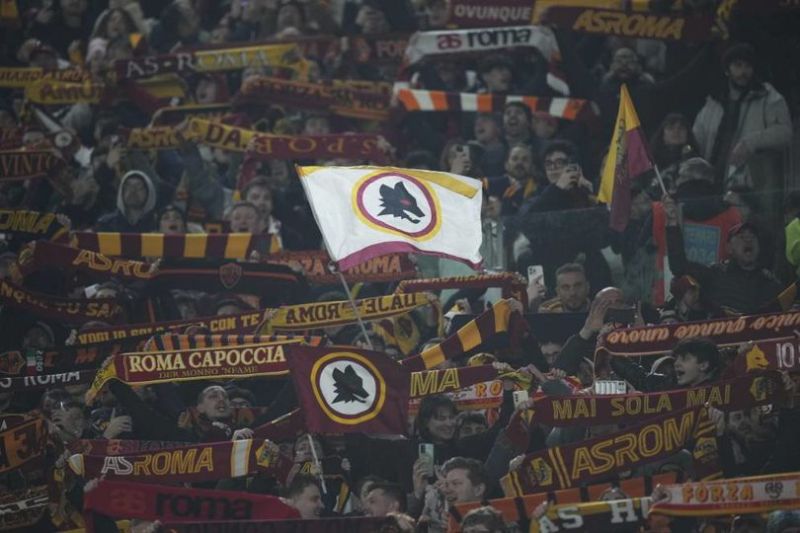 Suporter AS Roma saat laga melawan Napoli di Olipico pada ajang Serie A 2024/2025. (c) AP Photo/Andrew Medichini